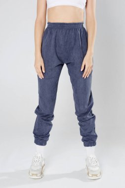 Spor kıyafetleri içinde göbekli spor bir kadın vücudunun kesilmiş fotoğrafı. Kızın mükemmel ince tonlu genç vücudu.