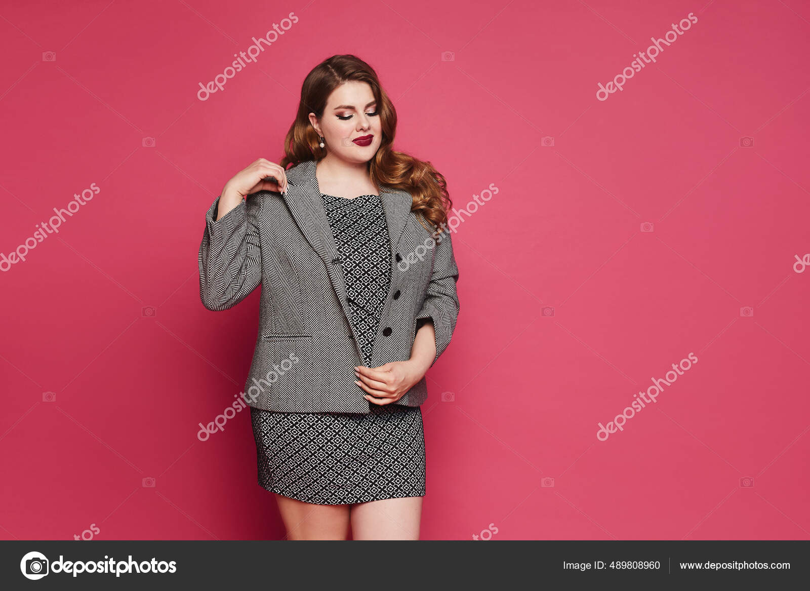 Trabalhadora de negócios de mulheres plus size no escritório senhora  gerente em terno de negócios de comprimento total