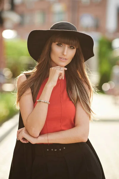 Mode im Freien Porträt eines eleganten Model-Mädchen mit hellem Make-up in trendigen Hut an einem sonnigen Sommertag — Stockfoto