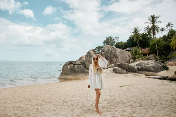 Sri Lanka Dschungel Reise Model Mädchen posiert am Strand mit und schaut in die Kamera — Stockfoto