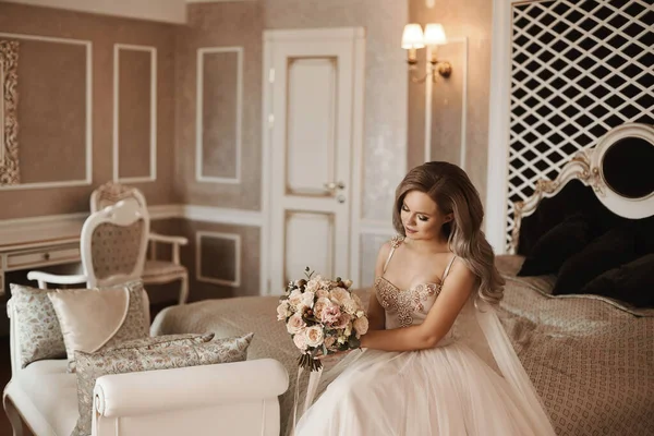 A fiatal és gyönyörű menyasszony, boldog szőke modell lány gyengéd smink és a csokor virág a kezében, elegáns ruha esküvői frizura — Stock Fotó