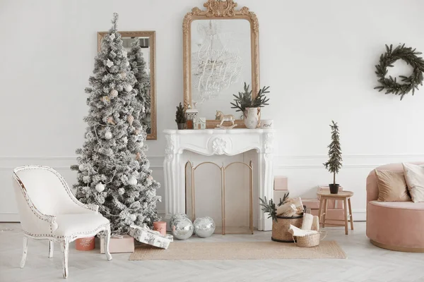 Acogedor salón interior con chimenea vintage y árbol de Navidad decorado con regalos debajo de ella. Nochebuena y Año Nuevo —  Fotos de Stock