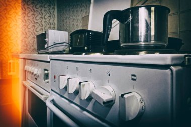 Eski elektrikli ocak, mutfak.