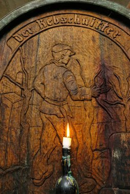 Tahta bir fıçıya oyma