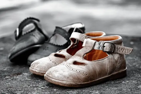Versleten Kinderschoenen Twee Paar — Stockfoto