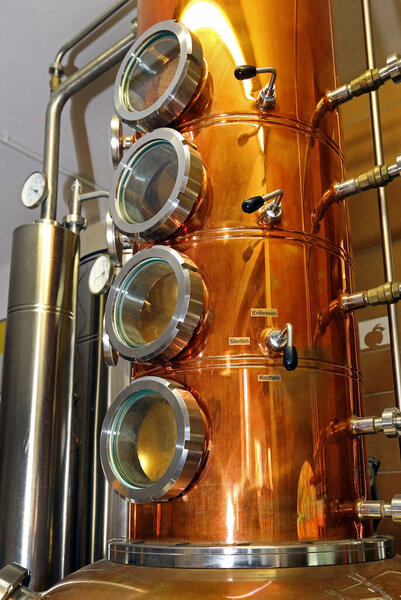 завод по производству дистилляции, ликеро-водочный завод, крупный план