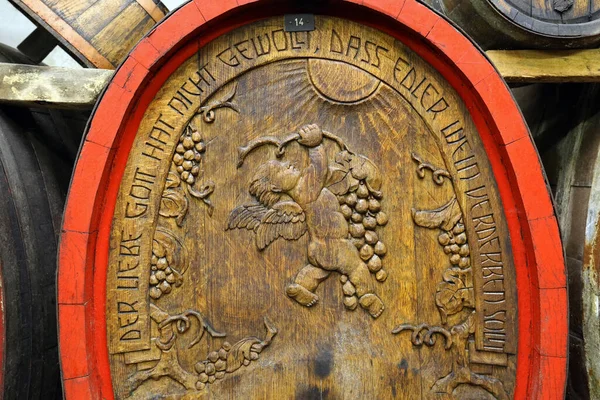 Tahta bir fıçıya oyma