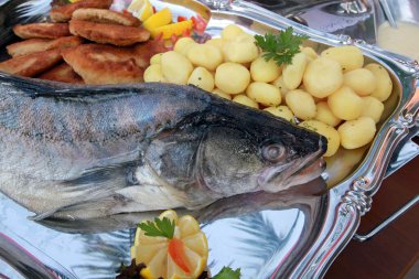 Buharda pişmiş, patatesli levrek.