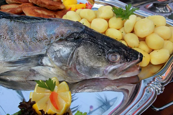 Buharda pişmiş, patatesli levrek.