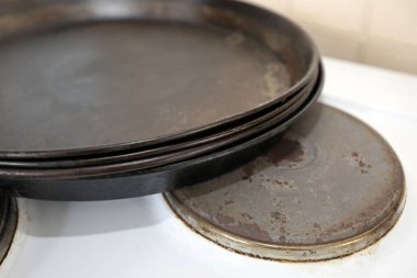 Eski fırın tepsisi ve fırının üstü