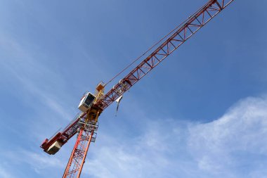 Bulutlu gökyüzüne karşı inşaat vinci