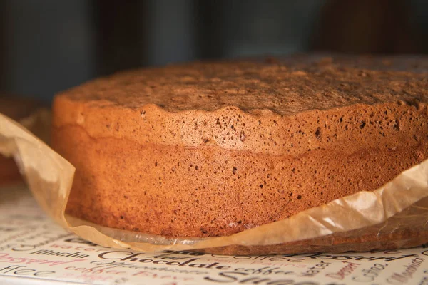 Pastel Esponja Chocolate Recién Hecho Estructura Burbuja Masa Agujeros Pequeños — Foto de Stock