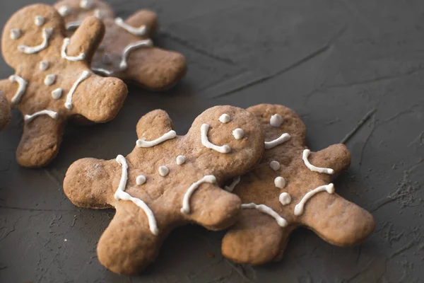 生姜クッキーのようなものです灰色の背景に笑顔の形で クリスマス用の伝統的なお菓子 スパイスとラドークッキー シナモンとスターアニス — ストック写真