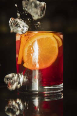 karanlık bir arka plan üzerinde alkollü kokteyl.