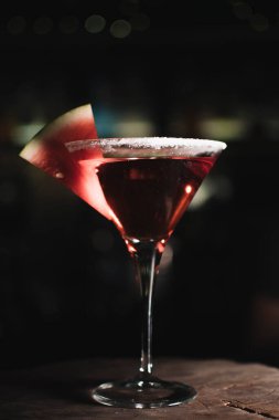karanlık bir arka plan üzerinde alkollü kokteyl.