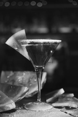 karanlık bir arka plan üzerinde alkollü kokteyl.