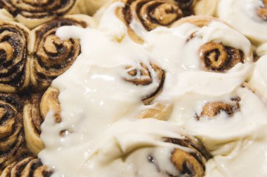 Tarçınlı taze tarçınlı ve parşömen kağıdında tereyağlı..