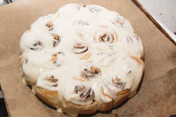 Frisch Gebackene Zimtstangen Mit Zimt Und Buttercreme Auf Pergamentpapier — Stockfoto