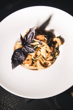 Karanlık bir arka planda restoran yemekleri.