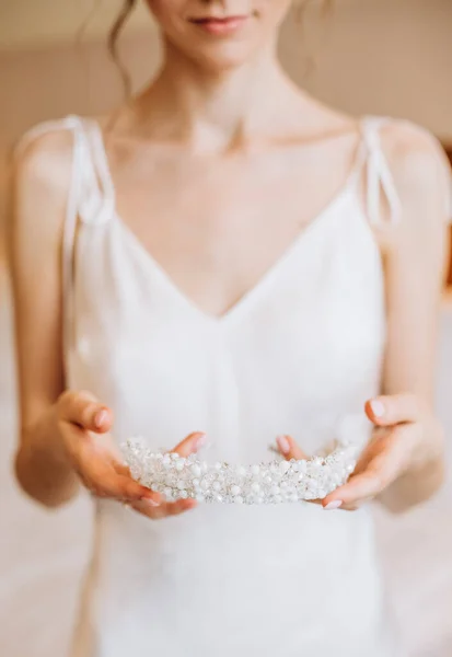 女孩新娘手里拿着一顶镶有宝石的王冠 — 图库照片