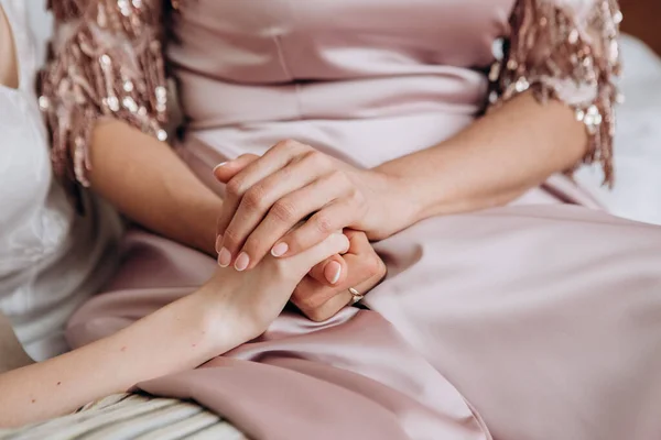 Mani Femminili Sposa Madre Giorno Del Matrimonio All Interno Casa — Foto Stock