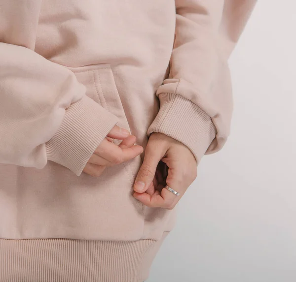 Sweatshirt Uzun Kollu Kadın Elleri Elastik Bantları Kapatır — Stok fotoğraf