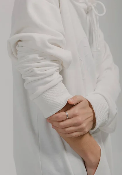 Sweatshirt Långa Ärmar Kvinnliga Händer Närbild Elastiska Band — Stockfoto