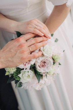 Gelinin ve damadın elleri bir arada Şefkatli bir çift düğün hikayesinde