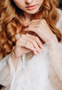 Gelin dantelli elbisenin kollarına dokunuyor hassasiyet parmaklarına dokunuyor