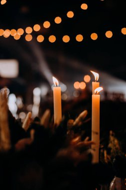 Sarı ışık ve güzel bulanıklıkla retro sokak çelenkleri