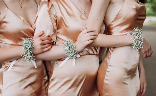 Три Подружки Невесты Подходящих Платьях Золотой Шелк Стиль Цветы Запястье — стоковое фото