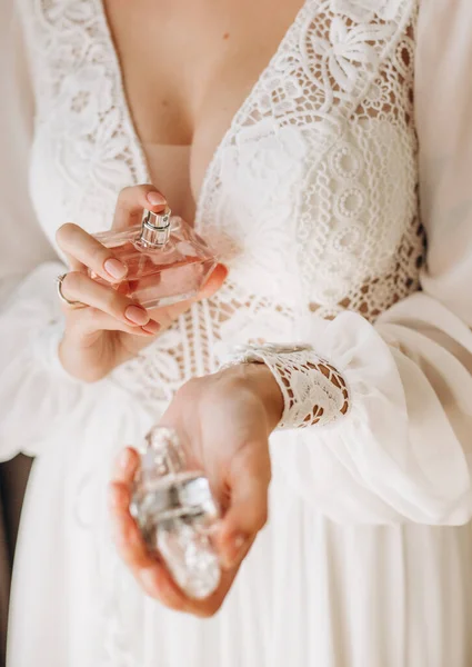 Novia Dentro Vestido Encaje Blanco Perfume Sus Manos —  Fotos de Stock