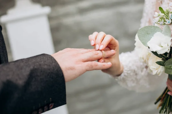 Händer Bruden Och Brudgummen Tillsammans Ömhet Par Kärlek Bröllop Berättelse — Stockfoto