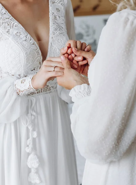 新郎新娘的手在爱情的婚礼上温情地结合在一起 — 图库照片