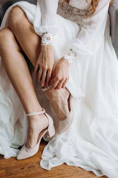 Красивые Ноги Невесты Свадебном Платье Позирующей Внутри Кресле — стоковое фото