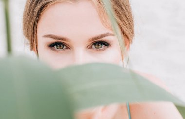 Kızın temiz bir yüzü olduğunu tasdik edişi. Geyikte bir bitki.