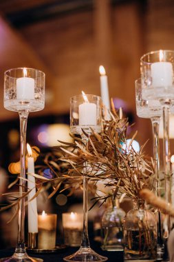 Masanın üzerindeki mumlar cam şamdanlar, şenlikli atmosfer deco
