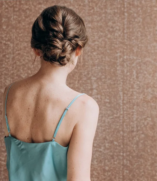 Penteado Cosméticos Menina Volta Vestido Com Ombro Aberto — Fotografia de Stock