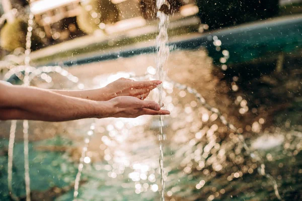 Manos Los Amantes Con Fuente Salpicando Jugando Con Agua Frescura — Foto de Stock