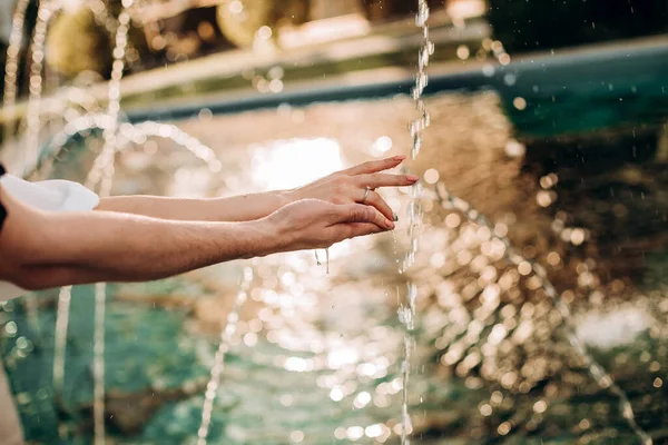 Manos Los Amantes Con Fuente Salpicando Jugando Con Agua Frescura — Foto de Stock