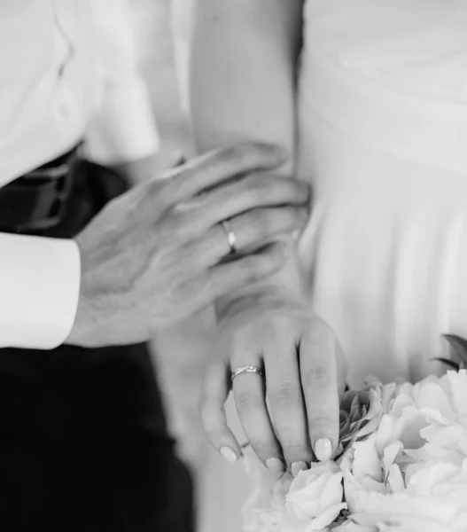 Kéz Menyasszony Vőlegény Együtt Gyengédség Pár Szerelmes Esküvő Történet — Stock Fotó