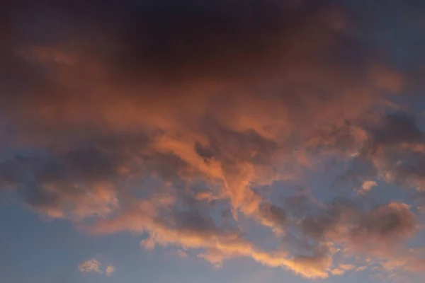 Nuvem Céu Iluminado Pelo Sol Poente Vermelho — Fotografia de Stock