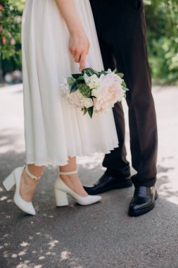 gelin ve damat buket çiçeklerle düğün aşkı romantizmi