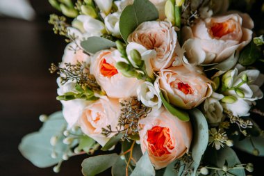 Gelinlik buketi Çiçekler ve dekorasyonun güzel bir karışımı