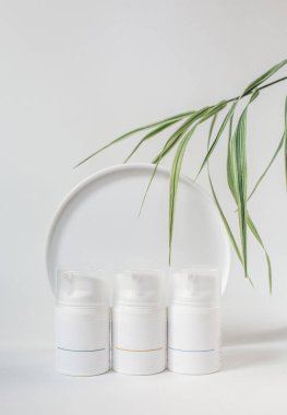 Üç şişe kozmetik tonik doğal ürün ve yazıtlar için bir yer.