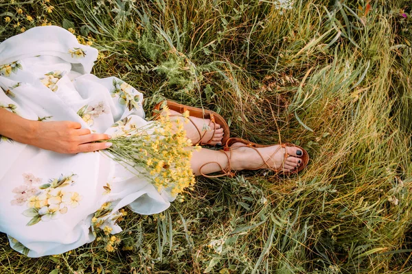 Mädchen Auf Dem Rasen Feld Blumen Sommer Landschaft Sonnenuntergang Licht — Stockfoto