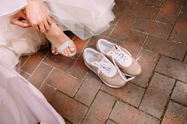 Noiva Muda Seus Sapatos Para Tênis Esportivos Para Andar Sobre — Fotografia de Stock