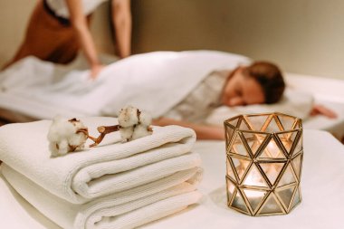 Masaj terapisti ve müşteri masaj salonu spa sağlık prosedüründe.