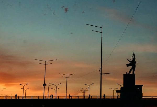 Fuera Ciudad Atardecer Monumento Noche Cables Electricita —  Fotos de Stock