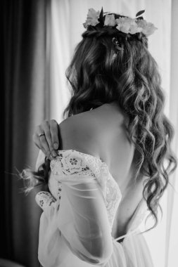 Gelin saç stili güzel bukleler beyaz çiçekler ve dantel elbiseyle süslenmiş